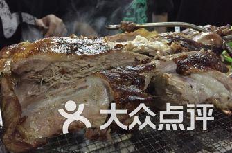 济南新闻爆料烤羊腿,美食诱惑引众人排队品尝  第1张